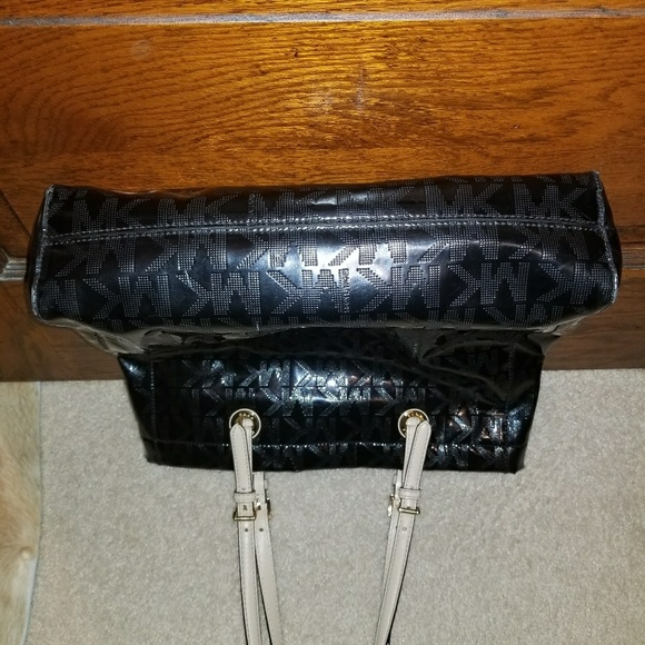 Michael Kors Jet Set Handbag - Picture 2 of 3